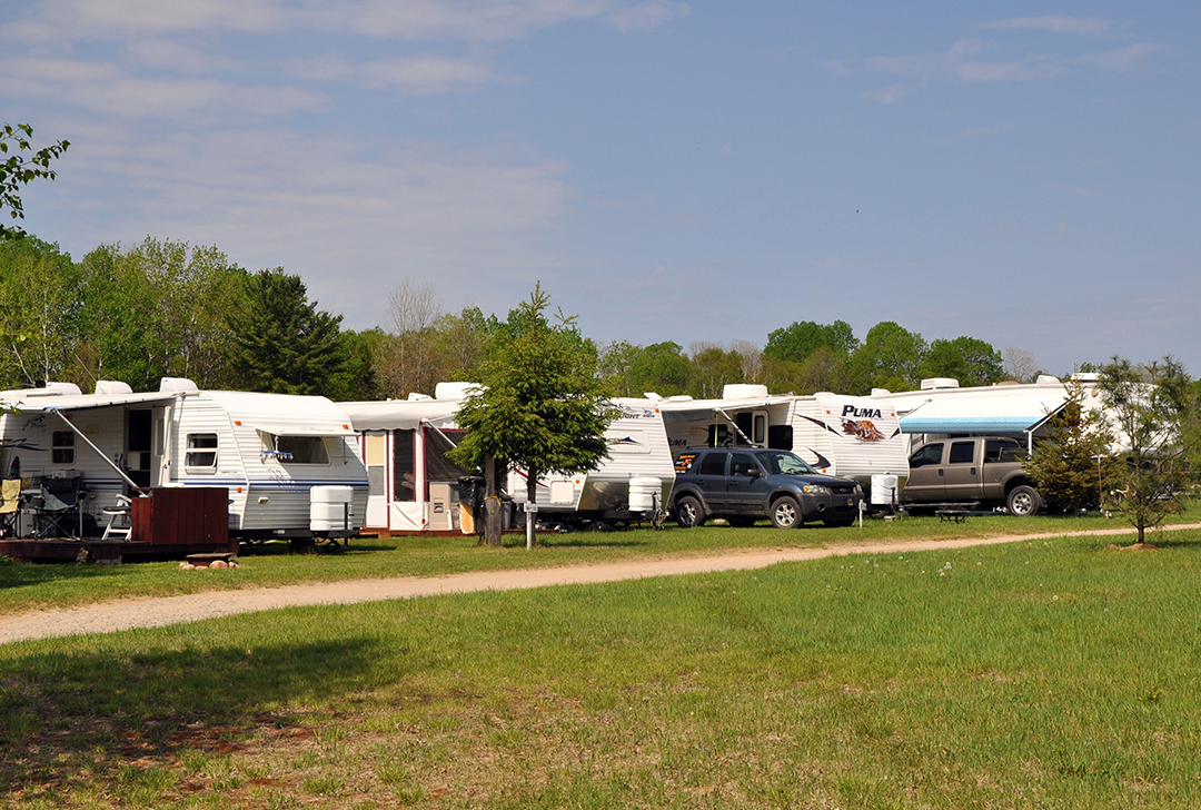 Site de camping 3 Services pour les roulottes, motorisée au Camping Lac-du-cerf